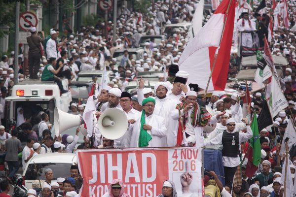Manifestation du Front de Défense islamique pour l'arrestation d'Ahok, l'ancien gouverneur de Jakarta, le 4 novembre 2016 dans la capitale indonésienne. (Crédits : Anton Raharjo/NurPhoto/via AFP)