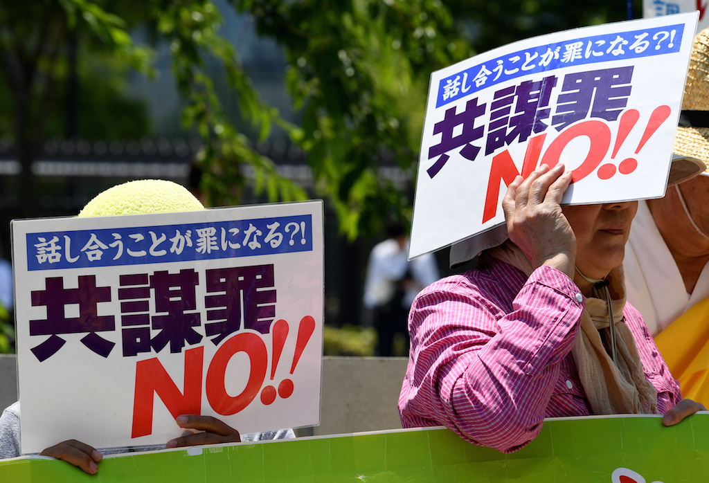 Des manifestants contestent la nouvelle loi de prévention contre le terrorisme adoptée le 15 juin 2017 par la Chambre haute nippone, à Tokyo. (Crédits : AFP PHOTO / Toshifumi KITAMURA)