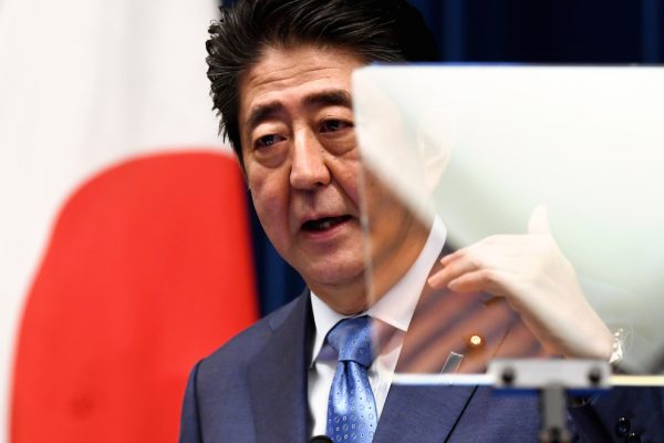 Le Premier ministre japonais Shinzo Abe lors d'une conférence de presse dans sa résidence officielle le 19 juin 2017. (Crédits : AFP PHOTO / Toshifumi KITAMURA)