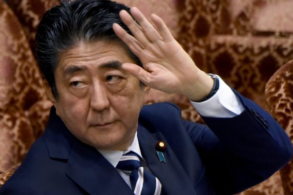 Le Premier ministre japonais Shinzo Abe est désormais impopulaire. (Crédits : AFP PHOTO / Toru YAMANAKA)