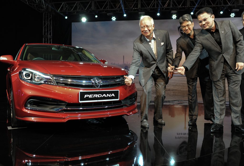 Le Premier ministre malaisien Najib Razak (à gauche) à côté de la 4ème génération de voiture sedan Perdana à l'occasion des derniers modèles du constructeur automobile malaisien à Putrajaya le 14 juin 2016. (Crédits : AFP PHOTO / MOHD RASFAN)