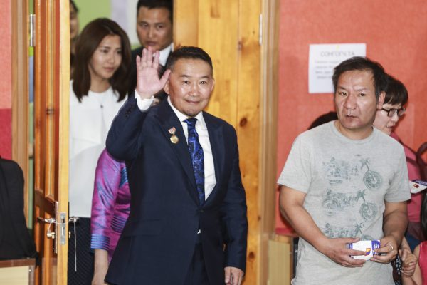 Candidat de l'opposition à l'élection présidentielle en Mongolie, Khaltmaa Battulga, leader du Parti démocrate, est arrivé en tête au premier tour, mais sans recueillir la majorité absolue avec seulement quelque 38% des voix. D'où la tenu d'un second tour le 9 juillet prochain, une première dans l'histoire politique de la Mongolie. (Crédits : AFP PHOTO / BYAMBAA BYAMBA-OCHIR)