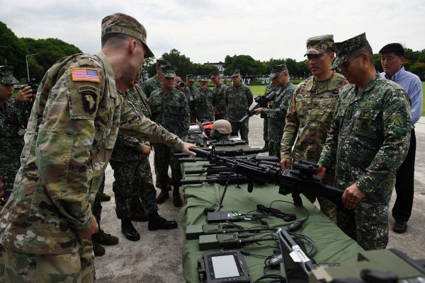 Le commandant major general philippin Emmanuel Salamat écoute des militaires américains durant une cérémonie de remise d'armes de la part de l'armée américaine à Manille le 5 juin 2017. (Crédits : AFP PHOTO / TED ALJIBE)