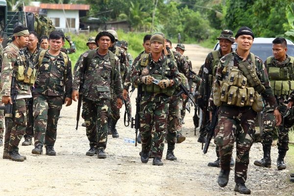 Une patrouille des Forces armées philippines sur une route vers le village de Pigkawayan, situé à 160 kilomètres de Marawi, au sud de l'île de Mindanao, le 21 juin 2017. (Crédits : AFP PHOTO / STRINGER)