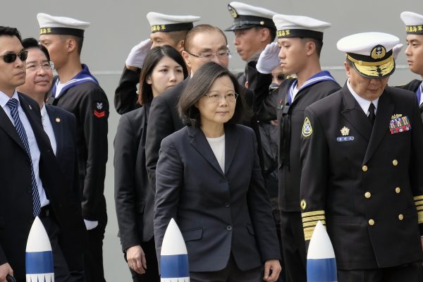 La présidente taïwanaise Tsai Ing-wen lors de son arrivée à la base navale de Tsoying à Kaohsiung, dans le sud de Taïwan, le 21 mars 2017. (Crédits : AFP PHOTO / SAM YEH)