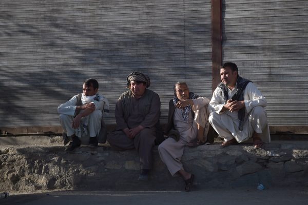 Des passants afghans près du site d' un attentat suicide à Kaboul le 16 juin 2017.