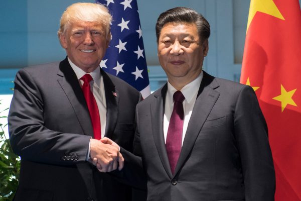 Donald Trump et Xi Jinping à Hambourg, en marge du G20, le 8 juillet 2017. (Crédit : SAUL LOEB / POOL / AFP)