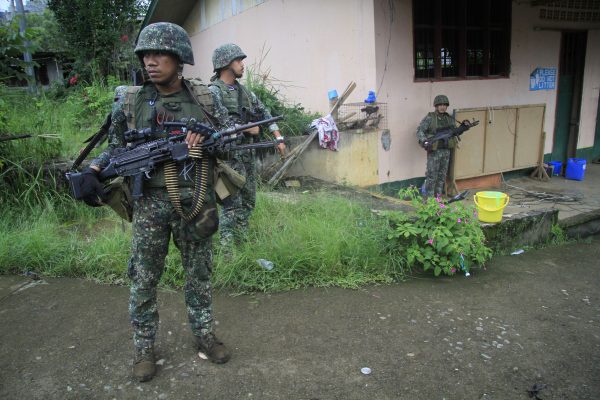 Un militaire philippin se prépare à partir en patrouille dans les faubourgs de la la ville de Marawi.
