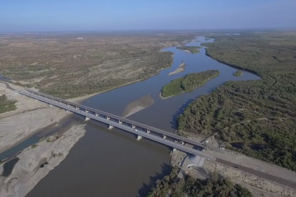 Le fleuve Ili, passage historique de l'ancienne et de la nouvelle route de la Soie au Kazakhstan. Un court d'eau qui prend sa source en Chine dans les montagnes Tian Shan. (Copyright : Nicolas Sridi)