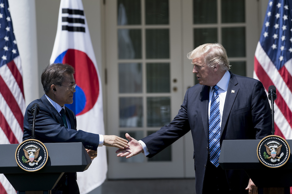 Le président sud-coréen Moon Jae-in et son homologue américain Donald Trump lors de leur conférence de presse commune le 30 juin 2017. (Crédit : AFP PHOTO / Brendan Smialowski)