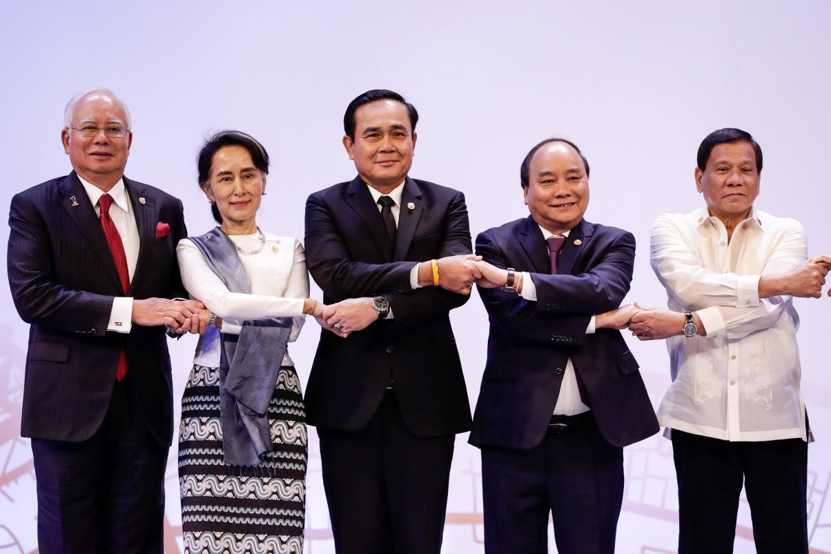 De gauche à droite, le Premier ministre malaisien Najib Razak, la Conseillère d’État birmane Aung San Suu Kyi, le Premier ministre thaïlandais Prayut Chan-ocha, le Premier ministre vietnamien Xuan Phuc et le président philippin Rodrigo Duterte lors du sommet de l'ASEAN à Manille le 29 avril 2017. (Copyright : MARK R. CRISTINO / POOL / AFP)