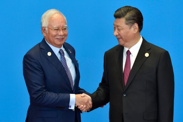 Le Premier ministre malaisien Najib Razak serre la main du président chinois Xi Jinping lors de l'ouverture du Belt and Road Forum sur le projet de "Nouvelles Routes de la Soie", à Pékin le 15 mai 2017. (Crédits : AFP PHOTO / POOL / Kenzaburo FUKUHARA)