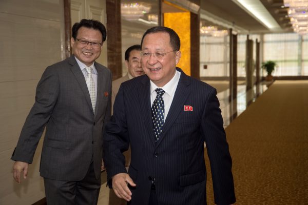 Le ministre nord-coréen des affaires étrangères Ri Yong-ho à l'aéroport de Pyongyang le 5 août 2017, avant son départ à Manille pour le sommet de l'ASEAN, où il a rencontré son homologue sud-coréenne, pour la première fois depuis l'élection de Moon Jae-in. (Crédits : AFP PHOTO / KIM Won-Jin)