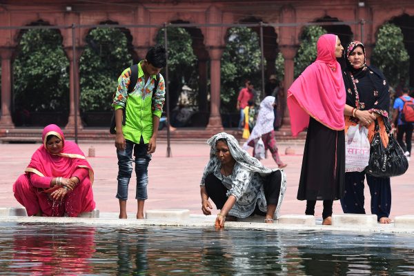 Femmes musulmanes indiennes en pleines ablutions à la Mosquée Jama Masjid à New Delhi le 22 août 2017. (Crédits : AFP PHOTO / Prakash SINGH)