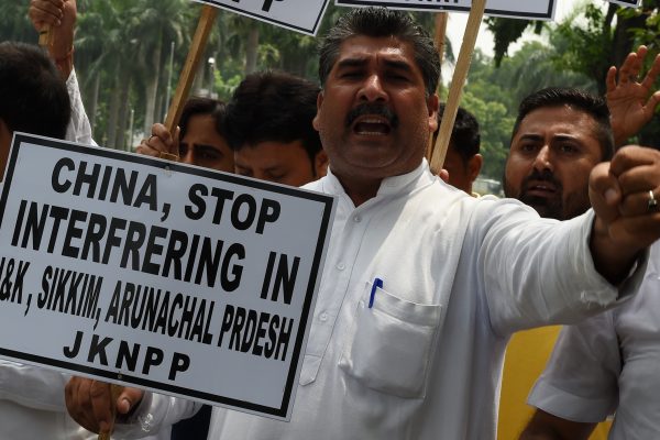 Des militants indiens du Jammu and Kashmir National Panthers Party manifestent devant l'ambassade de Chine à New Delhi le 7 juillet 7, 2017. (Crédits : AFP PHOTO / Money SHARMA)