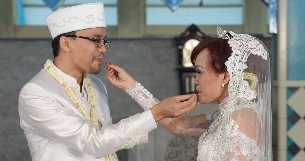Un couple indonésien lors de leur cérémonie de mariage dans une mosquée de Jakarta, en Indonésie, le 12 décembre 2012. (Crédits : AFP PHOTO / ADEK BERRY)