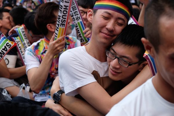 Des militants LGBT en liesse deviant le parlement à Taipei le 24 mai 24 2017, après la décision de la Cour constitutionnel autorisant la légalisation du mariage gay. (Crédits : AFP PHOTO / SAM YEH)