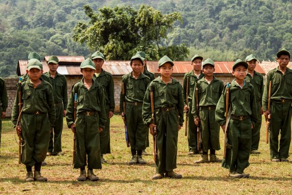 Des enfants soldats en Birmanie.