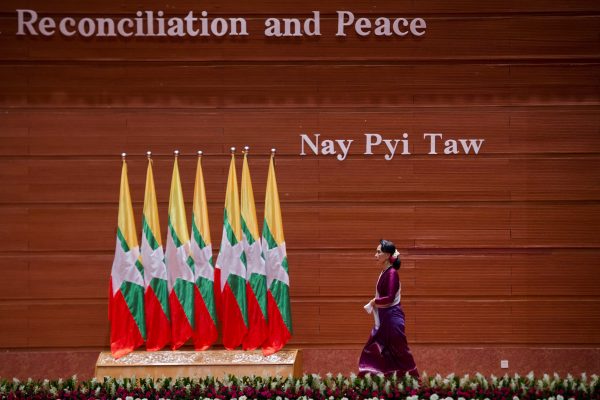 Aung San Suu Kyi lors de son arrivée à la tribune pour son allocution le 19 septembre 2017.