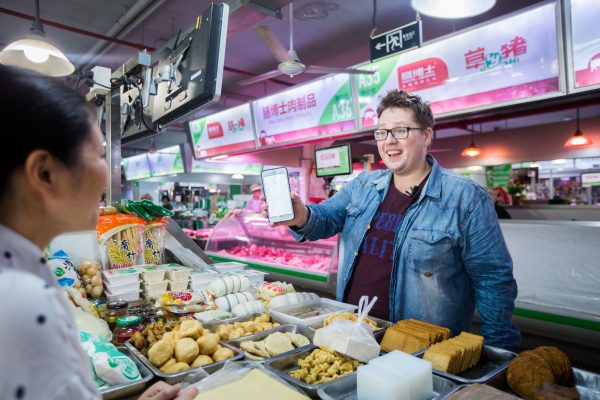 Thomas Derksen est un jeune allemand de 28 ans vivant en Chine qui expose sa vie quotidienne à des millions de "followers" comme ici dans un marché de Shanghai le 22 juin 2017.