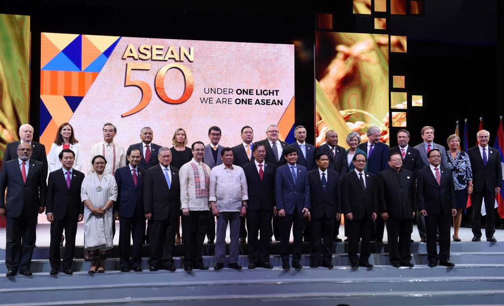 Le président philippin Rodrigo Duterte (au premier rang et au centre en chemise blanche) pose avec les ministres des Affaires étrangères des pays de l'ASEAN et d'autres nations invitées lors de la cérémonie de clôture du 50ème anniversaire de l'Association des Nations du Sud-Est asiatique (ASEAN) à l'occasion du Forum régional de sécurité à Manille le 8 août 2017. (Crédits : AFP PHOTO / TED ALJIBE)