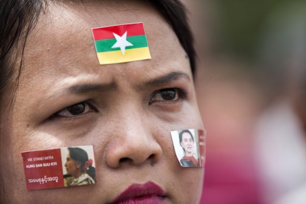 Une femme birmane, supporter d'Aung San Suu Kyi, attend le discours de la "Dame de Rangon", Premier ministre "de facto" de la Birmanie, devant l'Hôtel de Ville à Rangoun, le 19 septembre 2017. (Crédits : AFP PHOTO / AUNG Kyaw Htet)