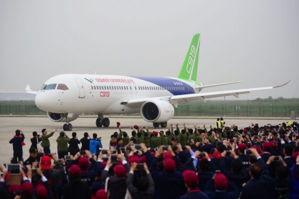 Le premier avion commercial gros porteur conçu par la Chine, le C919 de la COMAC (Commercial Aircraft Corporation of China) à l'atterrissage lors de son premier vol, à l'aéroport de Pudong à Shanghai, le 5 mai 2017. (Crédits : Xiao jianing / Imaginechina : via AFP)