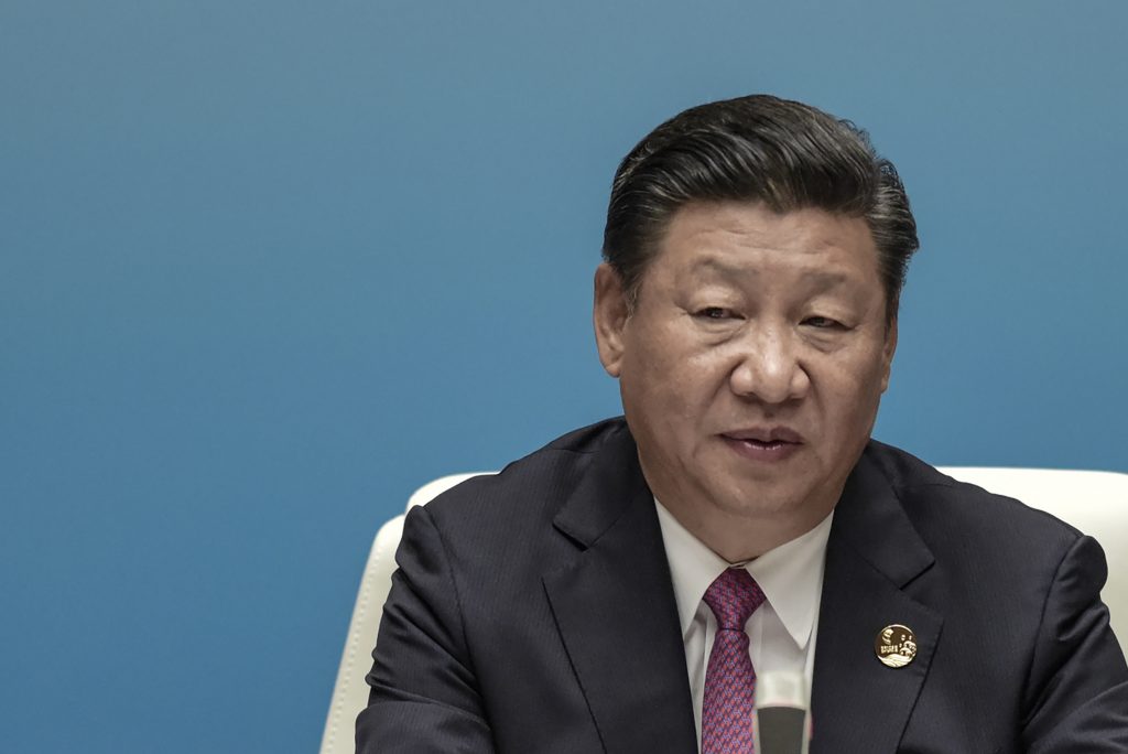 Loin de l'image du bulldozer de la vie politique chinoise, Xi Jinping devra composer avec les alliés de l'ex-président Hu Jintao s'il veut réussir le 19ème Congrès du Parti qui s'ouvre à Pékin le 18 octobre 2017. (Crédits : AFP PHOTO / POOL / FRED DUFOUR)