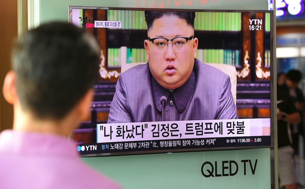 Un Sud-Coréen devant un écran de la gare de Séoul retransmettant la déclaration du leader nord-coréen Kim Jong-Un, le 22 septembre 2017. Le président américain Donald Trump est "mentalement dérangé" et "paiera cher" pour ses menaces, a alors affirmé Kim Jong-Un. (Crédits : JUNG Yeon-Je / AFP)