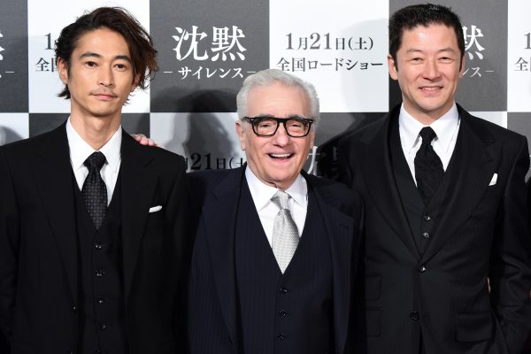 Le cinéaste américain Martin Scorsese entre Yosuke Kubozuka (à gauche) et Tadanobu Asano (à droite), les deux acteurs japonais de son dernier film "Silence", avant la première à Tokyo le 17 janvier 2017. (Crédits : AFP PHOTO / Toru YAMANAKA)