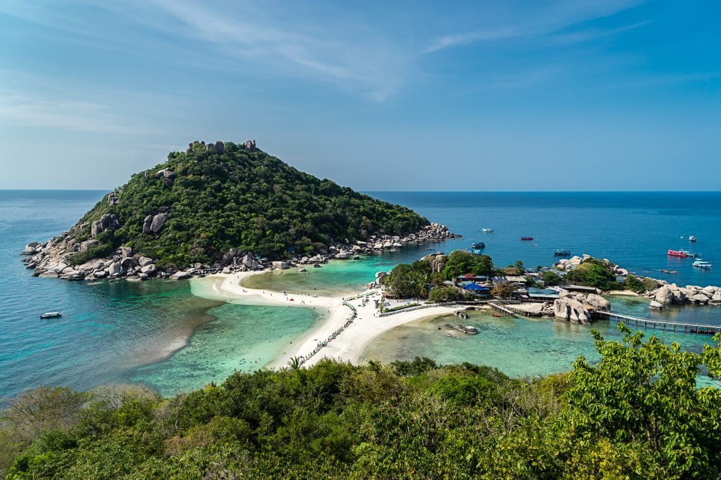 Koh Tao et les trois îles de Koh Nang Yuan connectées par un ban de sable, en Thaïlande. (Crédits : Logan Brown / Robert Harding / via AFP)