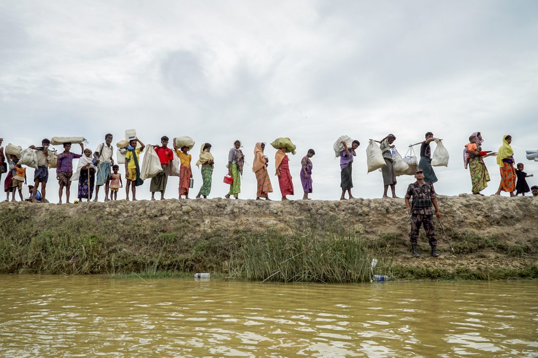 Le 19 octobre 2017, des réfugiés rohingyas en route vers la frontière du Bangladesh voisin.