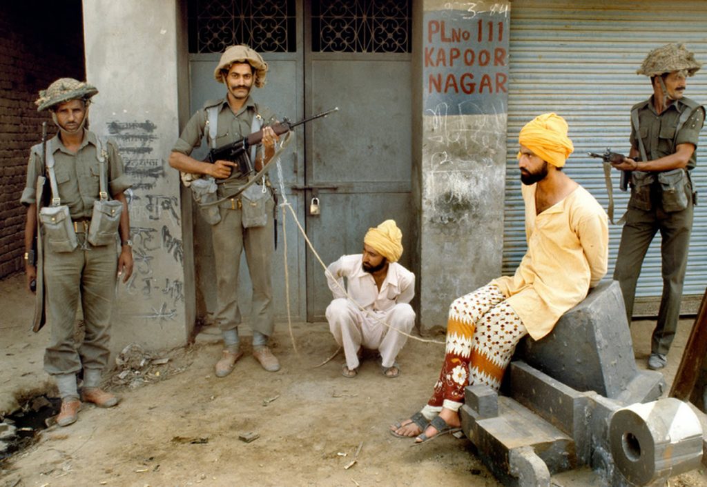 L'armée indienne capture des militants extrémistes sikhes après l'offensive Blue Star contre le Temple d'or à Amritsar au Pendjab, en juin 1984. (Crédit : DR)