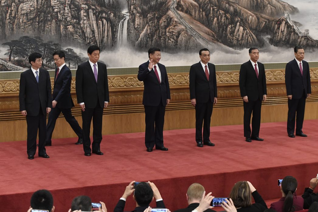 Les nouveaux membres du Comité permanent du Bureau politique lors de leur présentation à la presse le 25 octobre 2017 à Pékin. Au centre, le Président chinois Xi Jinping, puis de gauche à droite : Wang Huning, Han Zheng, Li Zhanshu, Li Keqiang, Wang Yang et Zhao Leji