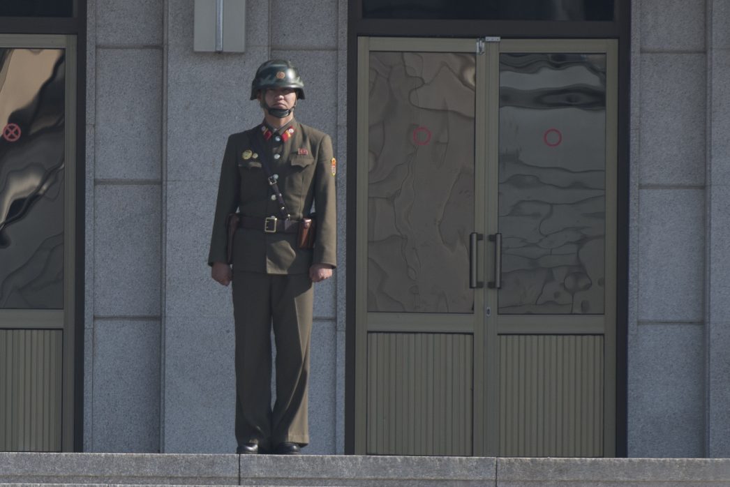 Un soldat nord-coréen monte la garde à la bordure de la DMZ le 14 octobre 2017.