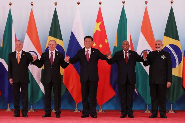 De gauche à droite, le président brésilien Michel Temer, le président russe Vladimir Poutine, le président chinois Xi Jinping, le président sud-africain Jacob Zuma le Premier ministre indien Narendra Modi lors du sommet des BRICS à Xiamen, dans le sud-est de la Chine, le 4 septembre 2017. (Crédits : AFP PHOTO / POOL / WU HONG)