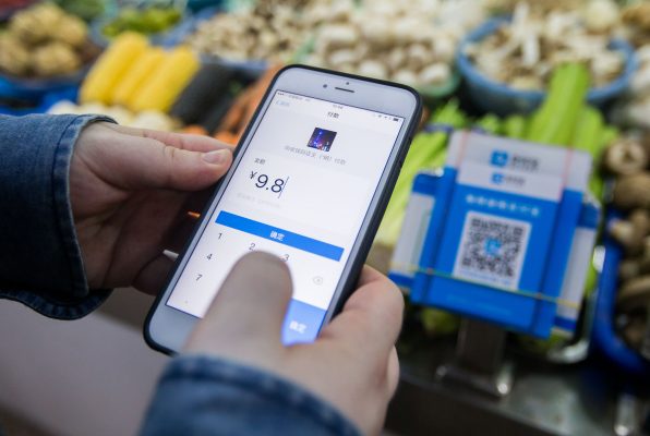 A Shanghai comme dans d'autres grandes villes de Chine, il est devenu courant d'achète ses légumes au marché avec le paiement mobile. (Credits : Stringer / Imaginechina / via AFP)