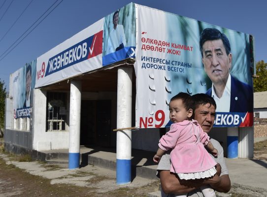 Affiche de campagne du candidat soutenu par le pouvoir Sooronbai Jeenbekov pour l'ection presidentielle du dimanche 15 octobre, dans le village de Kok-Zhar, le12 Octobre 2017. (Credits : AFP PHOTO / Vyacheslav OSELEDKO)