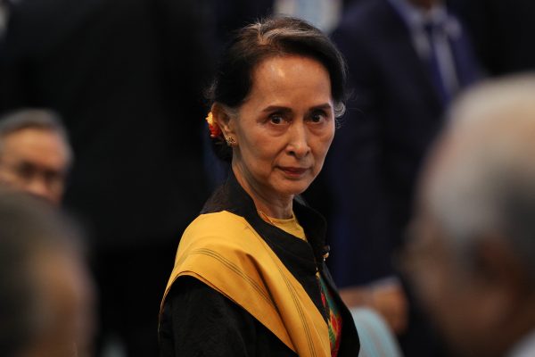 La Conseillère d’État et ministre birmane des Affaires étrangères Aung San Suu Kyi lors la session d'ouverture du 31ème sommet de l'ASEAN à Manille, le 13 novembre 2017. (Crédits : AFP PHOTO / ATHIT PERAWONGMETHA)