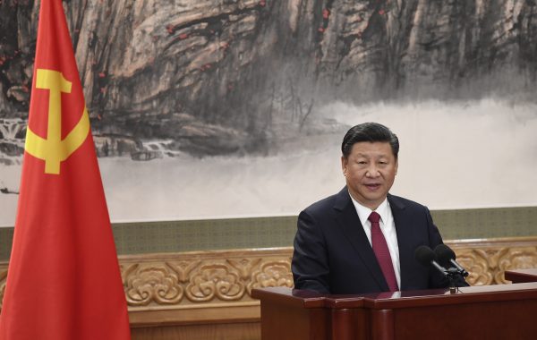Le président chinois Xi Jinping présente à la presse le nouveau comité permanent du Parti communiste dans le Grand Hall du Peuple à Pékin, au terme du 19ème Congrès le 25 octobre 2017. (Crédits : AFP PHOTO / WANG ZHAO)