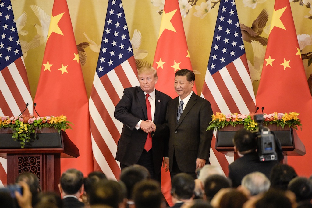 Le président américain Donald Trump serre la main de son homologue chinois Xi Jinping lors de la signature de gros contrats au Grand Hall du Peuple à Pékin le 9 novembre 2017. (Crédits : AFP PHOTO /Fred Dufour)