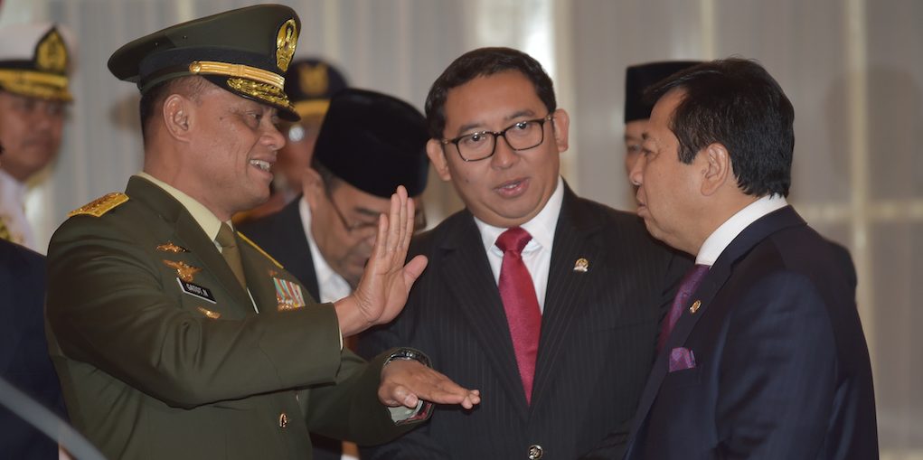 Le chef de l'armée indonésienne, le général Gatot Nurmantyo discute avec des députés le jour de sa nomination officielle à Jakarta le 8 juillet 2015. (Crédits : AFP PHOTO / ADEK BERRY)