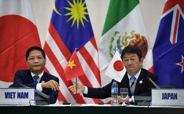 Le ministre vietnamien du Commerce Tran Tuan Anh (à gauche) s'apprête à serrer la main du ministre japonais de la Revitalisaiotn économique Toshimitsu Motegi lors d'une conférence de presse sur le Transpacific Partnership (TPP) en marge du sommet de l'APEC ( Coopération économique de l'Asie-Pacifique) à Danang au Vietnam, le 11 novembre 2017. (Crédits : AFP PHOTO / Anthony WALLACE)