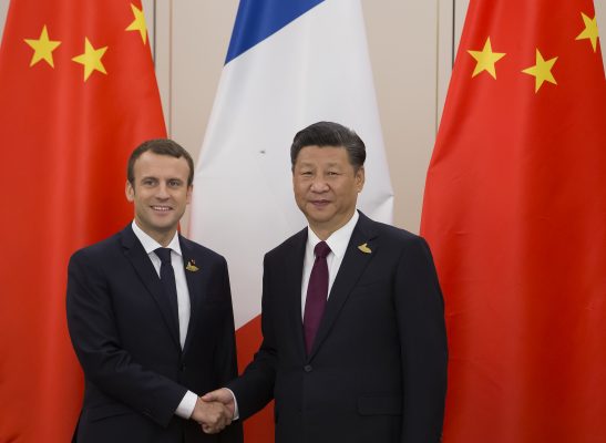 Le président français Emmanuel Macron lors de sa première rencontre avec son homologue chinois Xi Jinping en marge du sommet du G20 à Hamburg, le 8 juillet 2017. (Crédits : AFP PHOTO / IAN LANGSDON)