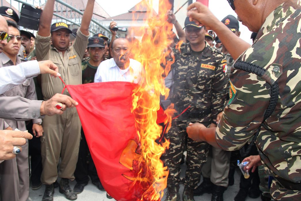 Le 30 septembre 2015, des membres de l'organisation "Nahdlatul Ulama" brûlent un drapeau communiste en marge d'une manifestation à la mémoire du dictateur Suharto.