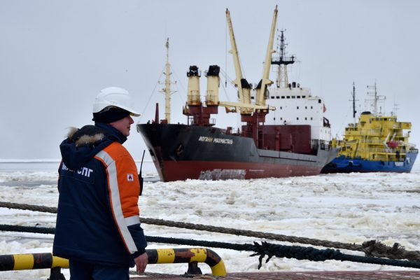 Sur cette photo prise le 5 mai 2016, le navire "brise-glace" Tor (à droite) emmenant un cargo au port de Sabetta dans la mer de Kara sur la péninsule de Yamal dans le cercle arctique, à quelque 2450 km de Moscou. Yamal LNG, qui doit être lancé en 2017, est une usine de production de gaz naturel avec une capacité escomptée de 16,5 millions de tonnes par an pour une valeur de 27 milliards de dollars. (Crédits : AFP PHOTO / KIRILL KUDRYAVTSEV)