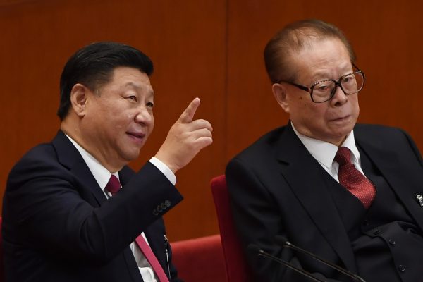 Le président chinois Xi Jinping parle à l'un de ses puissants prédécesseur Jiang Zemin lors de la session de clôture du 19ème Congrès du Parti communiste chinois à Pékin, le 24 octobre 2017. (Crédits : AFP PHOTO / GREG BAKER)
