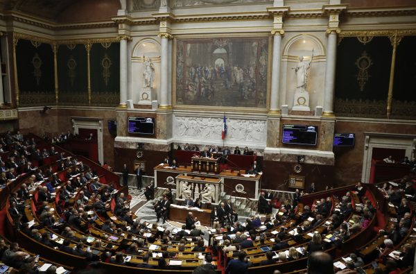 L'Assemblée nationale le jour des questions au gouvernement, le 19 décembre 2017 à Paris. (Crédits : AFP PHOTO / Patrick KOVARIK)