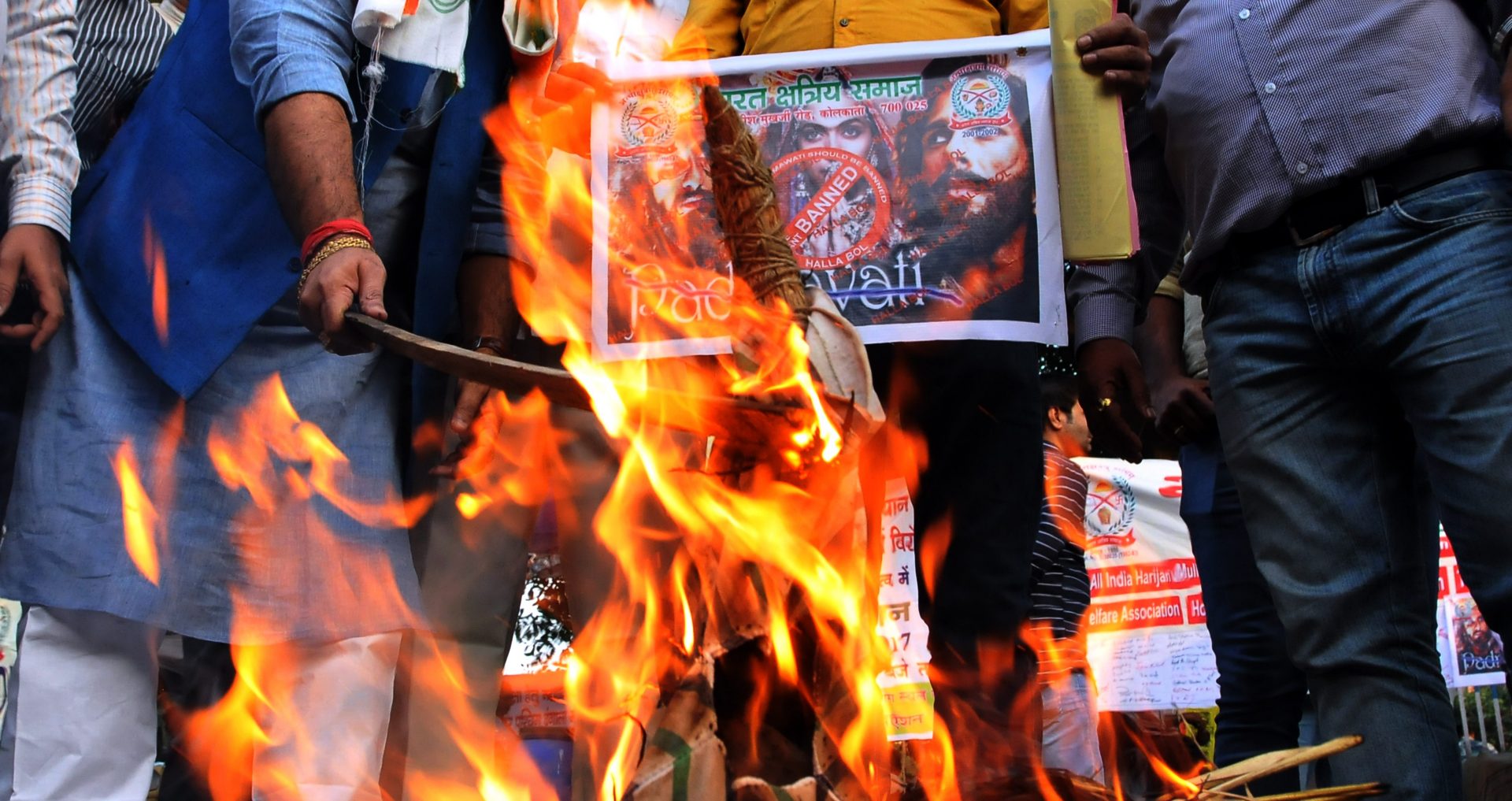 Manifestation de militants hindouistes contre le film "Padmavati" du réalisateur Sanjay Leela Bhansali, à Calcutta le 22 novembre 2017. (Crédits : Debajyoti Chakraborty/NurPhoto/via AFP)
