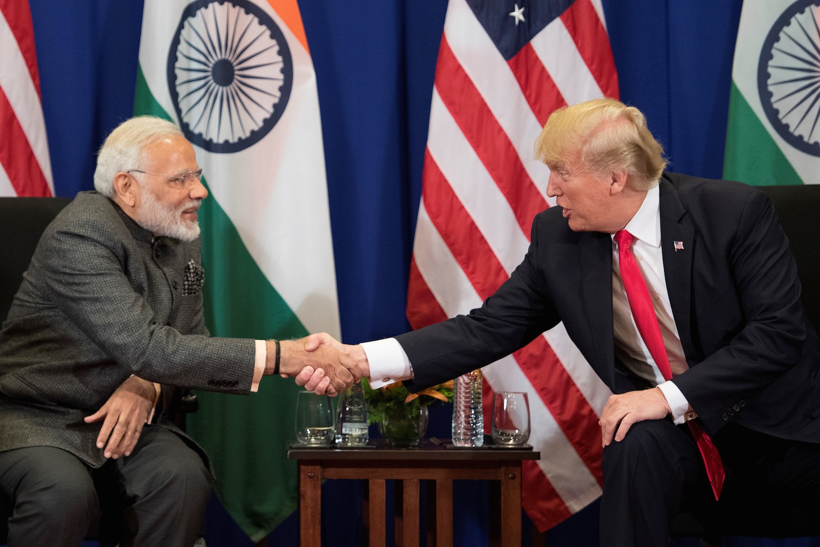 Le Premier ministre indien Narendra Modi serre la main du président américain Donald Trump lors d'une rencontre bilatérale en marge du 31ème sommet de l'ASEAN à Manille, le 13 novembre 2017. (Crédits : AFP PHOTO / JIM WATSON)